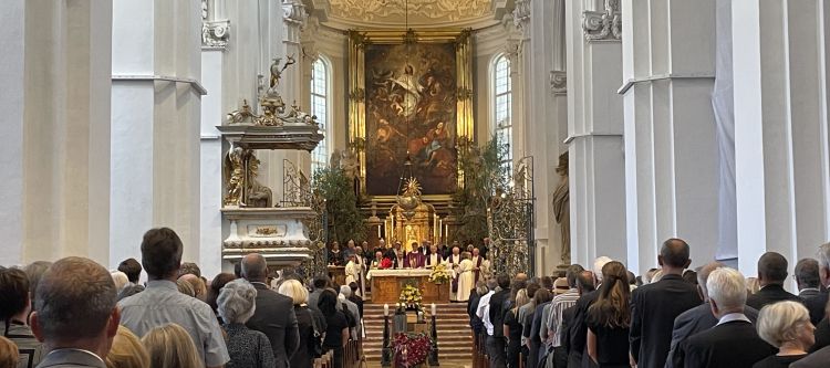 Im Inneren der Kirche beim Begräbnis mit vielen Menschen in den Bankreihen
