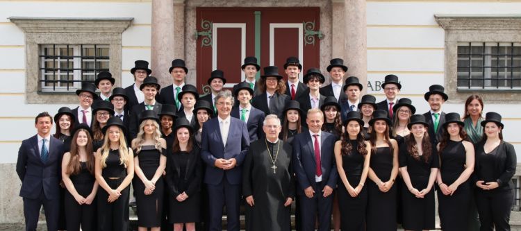 Gruppenfoto mit Maturantinnen und Maturanten