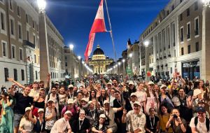 Gruppe junger Leute mit Österreichfahne vor dem Petersdom in Rom.