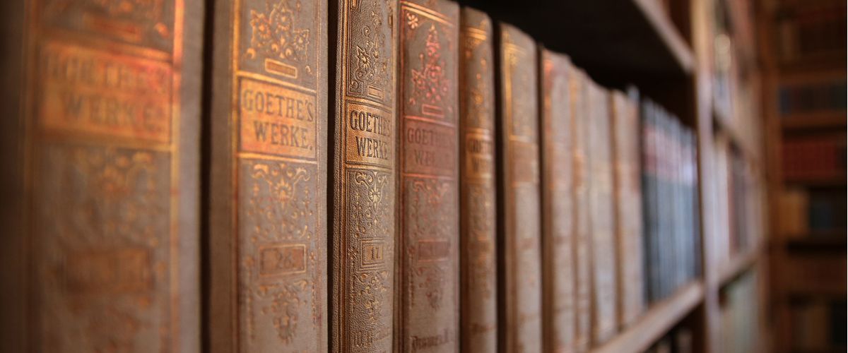 Blick auf eine Regalreihe von Goethe Bücher