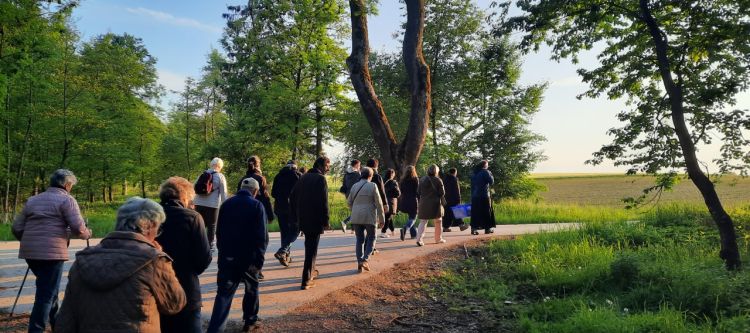 Gruppe von Personen wandern entlang einer Straße