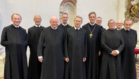 Gruppe von Mönchen mit schwarzem Habit