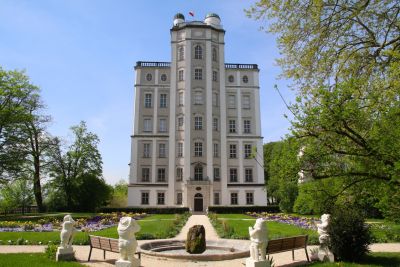 Zugang im frisch blühendem Stiftsgarten zur Sternwarte