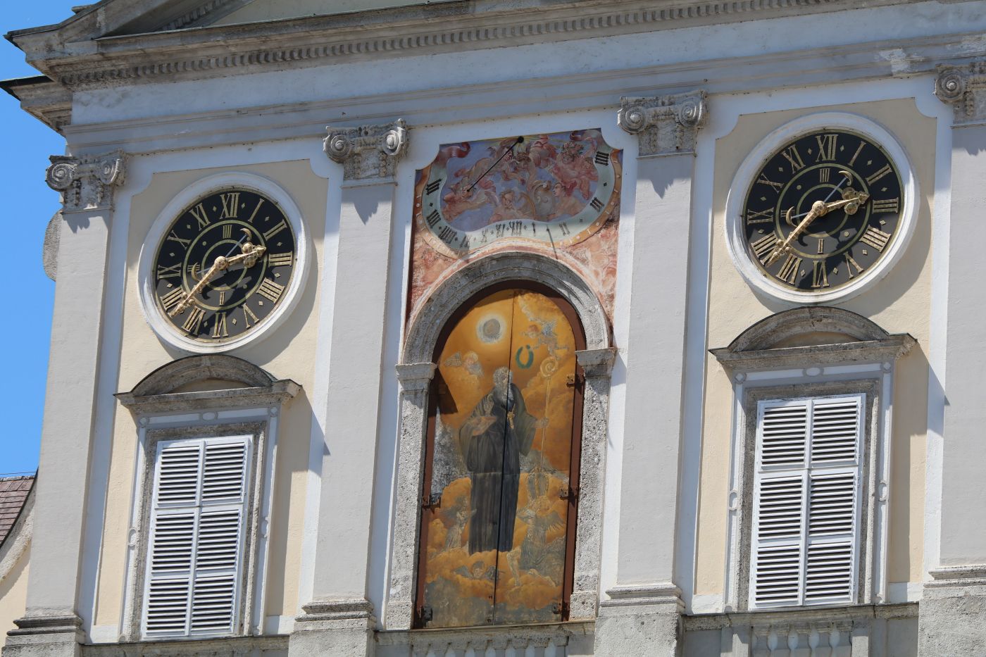Sonnenuhr im inneren Stiftshof, dem Prälatenhof