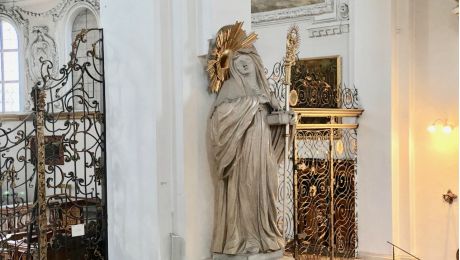 Statue mit Darstellung der heiligen Scholastika