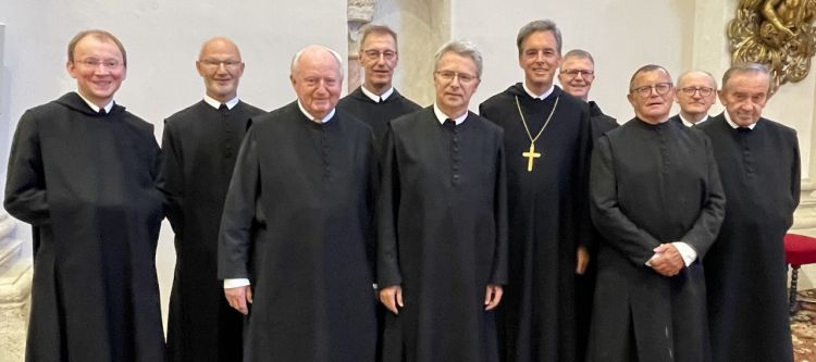 Gruppe von Mönchen mit schwarzem Habit