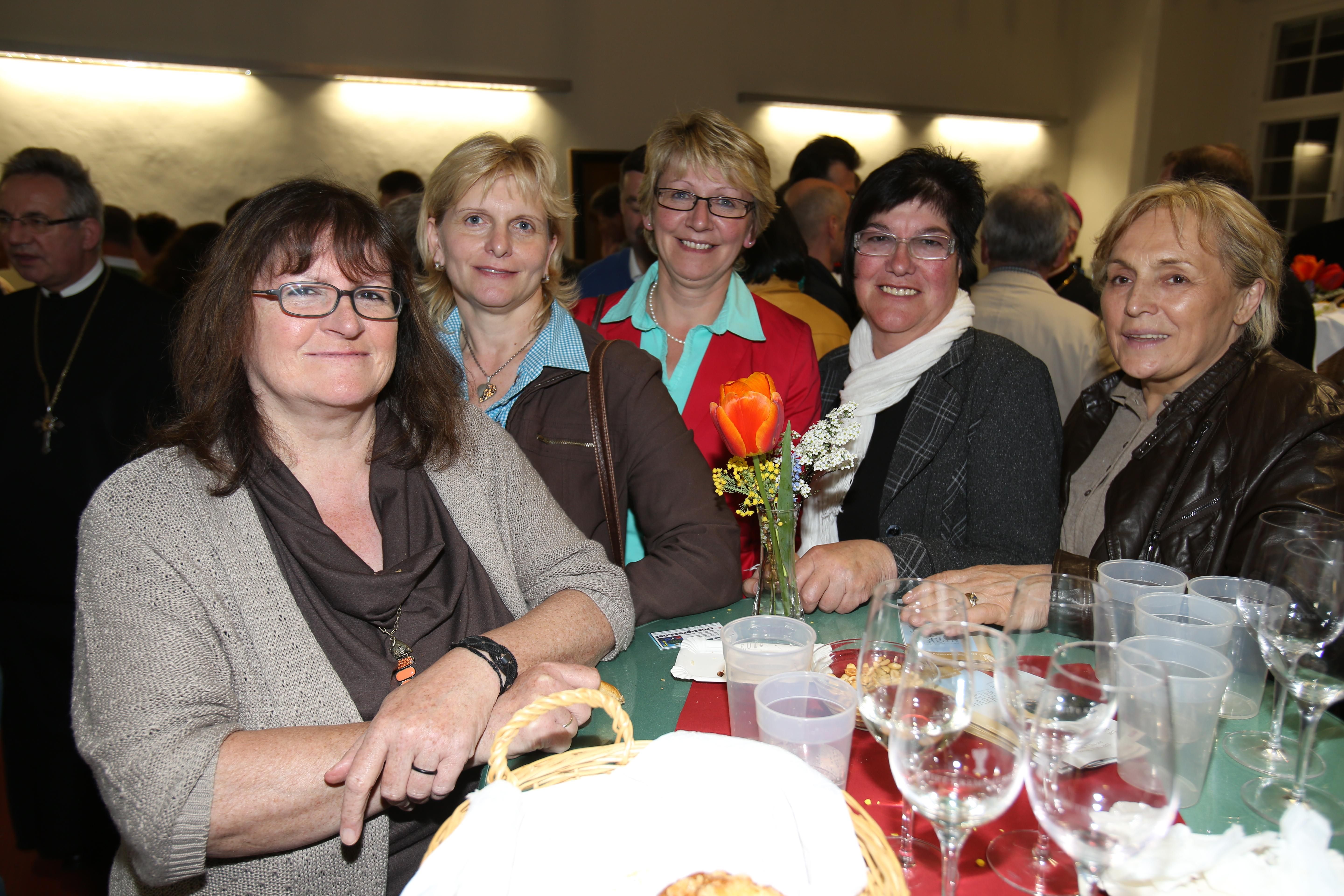 Gruppenfoto von fünf Besucherinnen des Mehrwert Glauben Vortrages