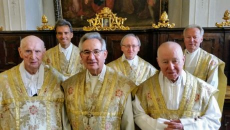 Priester im Altarraum