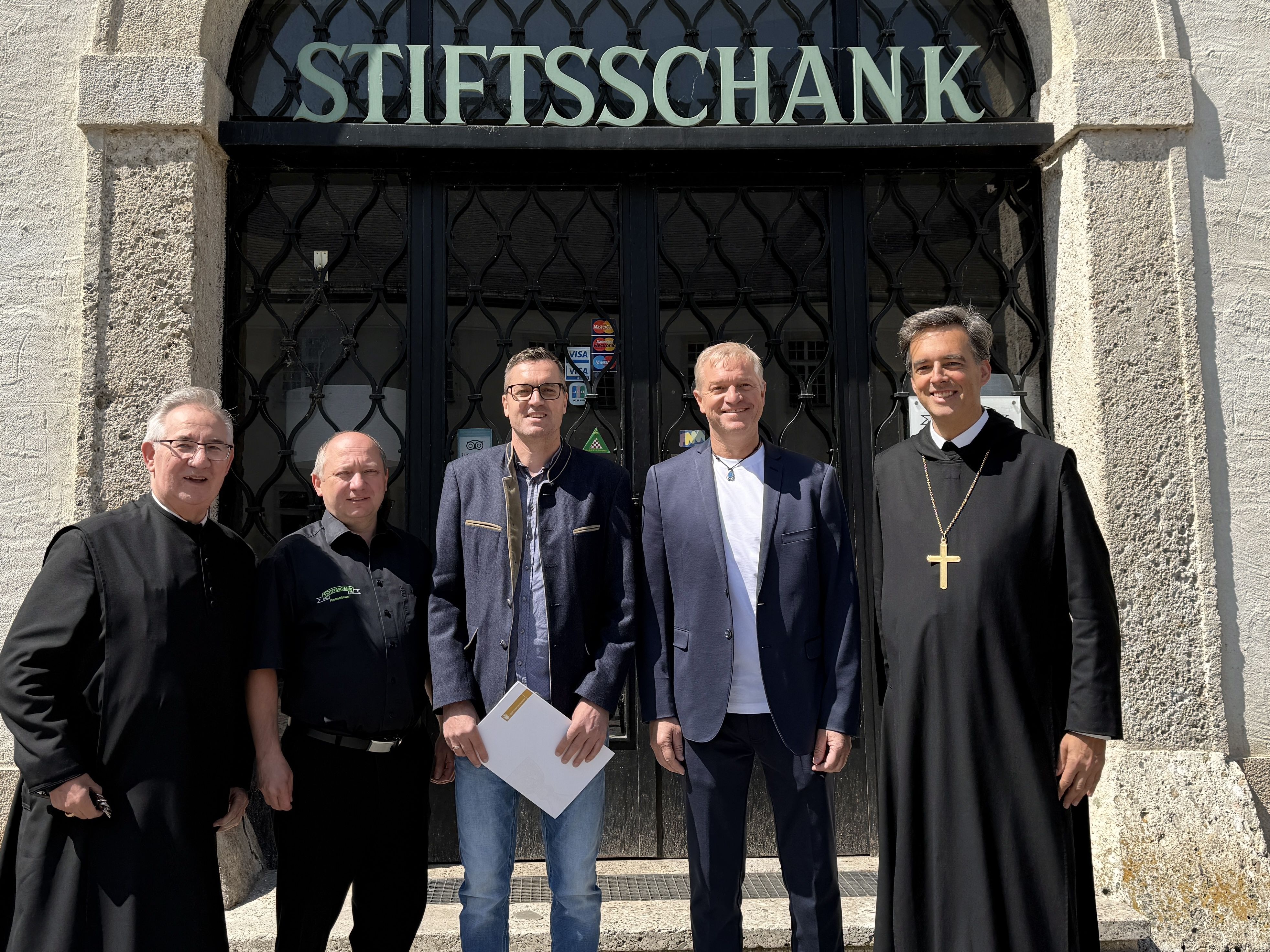 Abt Bernhard und Abt em. Ambros mit neuen und ehemaligen Pächter der Stiftsschank vor deren Eingang