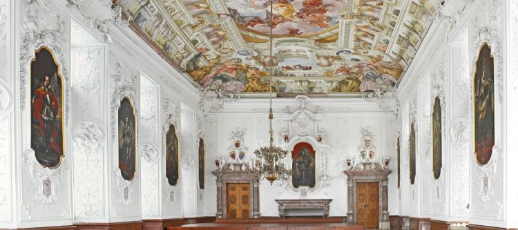 Barocker Festsaal mit Deckenfresko, Marmorboden und Gemälden der Habsburger Kaiser an den Wänden