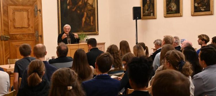 Wolfgang Schüssel mit Jugendlichen beim Treffpunkt Benedikt