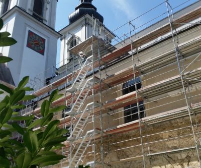 Kirchenfassade mit Baugerüst