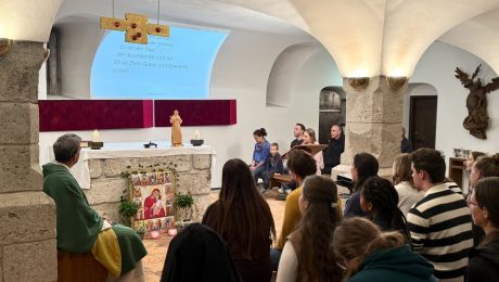 Junge Menschen in einer Kapelle mit Blick zum Altar