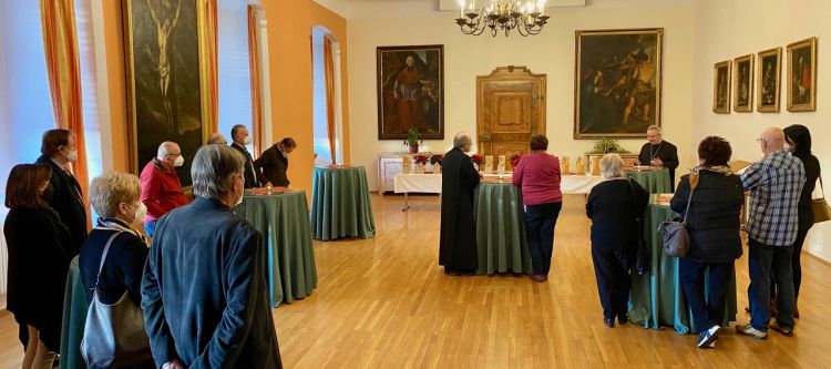 saal mit stehtischen und ein paar personen