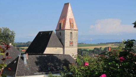 Kirche mit renoviertem Turmdach in Kematen an der Krems