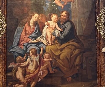 Altarbild mit der Darstellung der heiligen Familie, zwei Engelsstatuen links und rechts halten das Altarbild