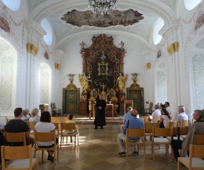 Kircheninnenraum mit barockem Stuck