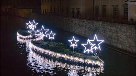 Schwimmende Gärten mit Adventbeleuchtung im Stift Kremsmünster