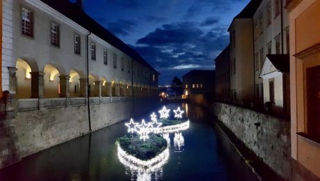 Schwimmende Inseln mit Weihnachtsbeleuchtung