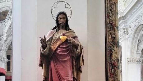 Jesus Statue mit Herz