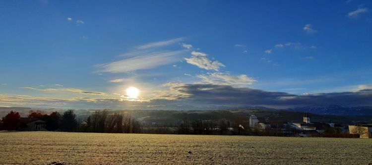 Weite Landschaft mit aufgehender Sonne