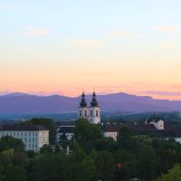 Ansicht des Stiftes von Kirchberg aus bei Abenddämmerung Richtung Südwesten