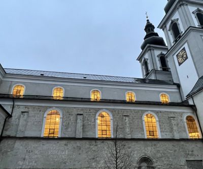 Seitenschiff ein Kirche bei Morgendämmerung, Licht strahlt aus den Kirchenfenstern