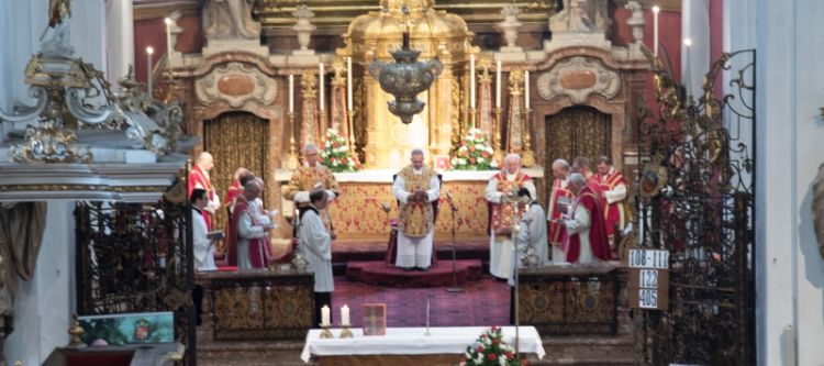 Priester beim Festgottesdienst