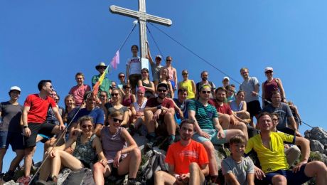 Gruppe mit jungen Leuten auf Berggipfel