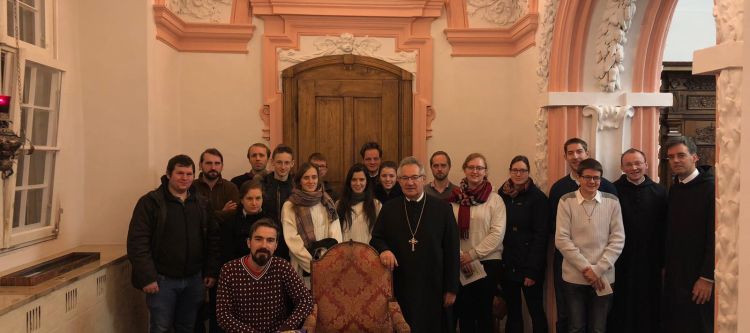 Gruppenbild von Jugendlichen in der Abteikapelle