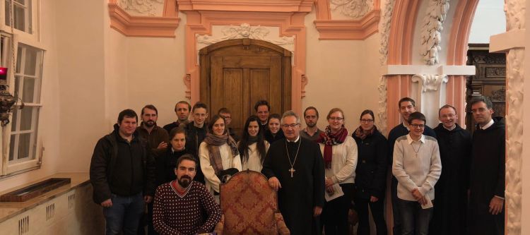 Gruppenbild von Jugendlichen in der Abteikapelle