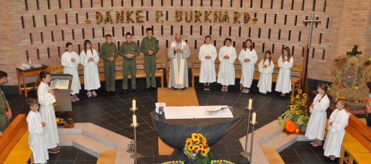 zum Erntdank geschmückter Altar mit Feiergemeinde des Gottesdienstes