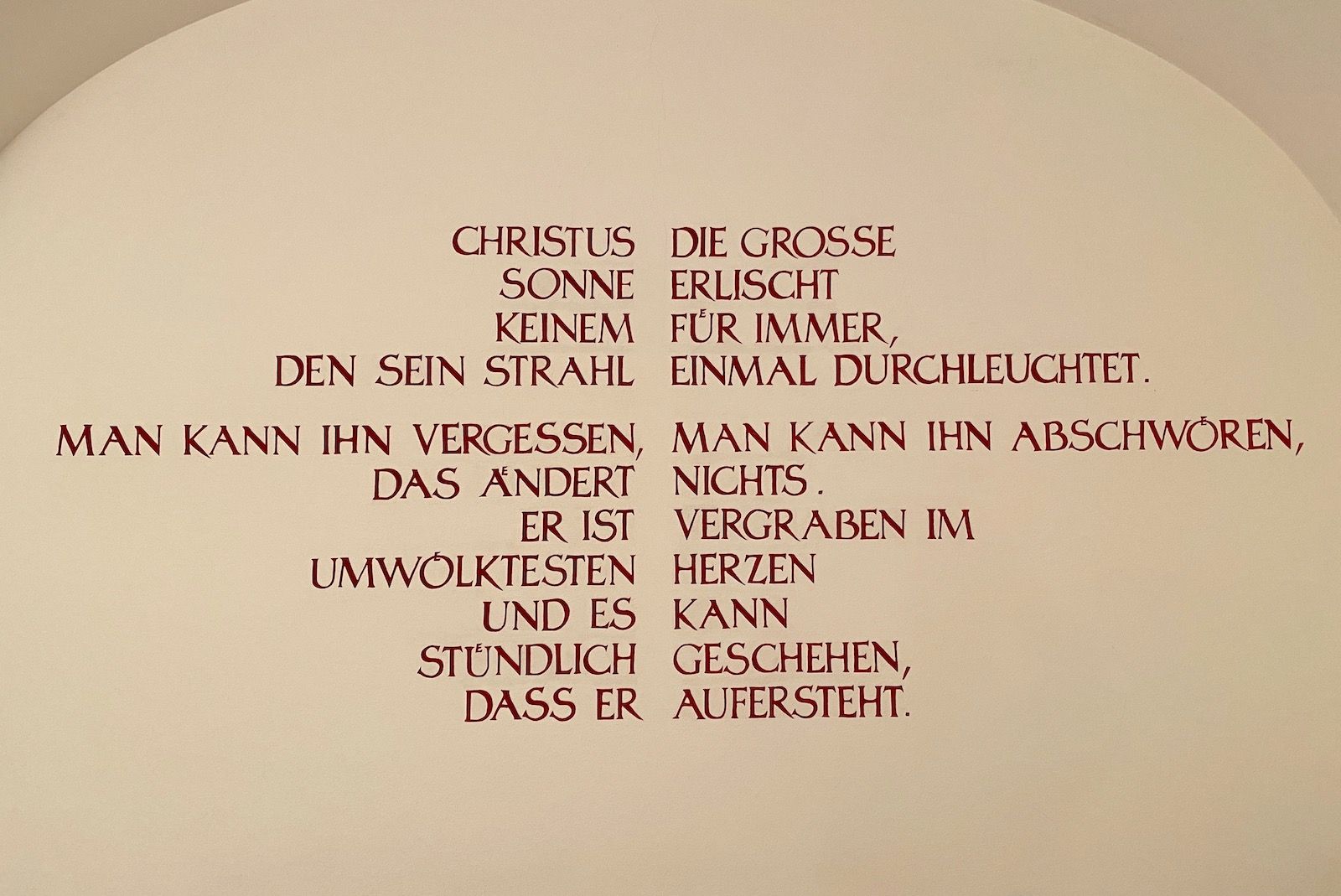 Text in Form des Kreuzes an einer Wand geschrieben