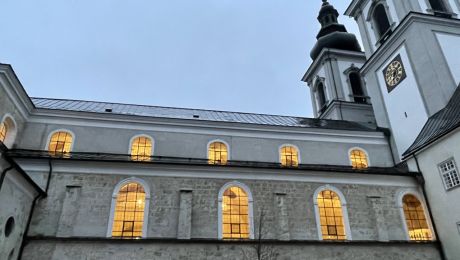 Seitenschiff ein Kirche bei Morgendämmerung, Licht strahlt aus den Kirchenfenstern