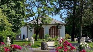 Historisches Gartenhaus in einer Parkanlage
