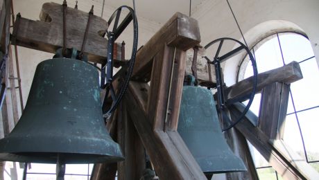 zwei große glocken im kirchturm