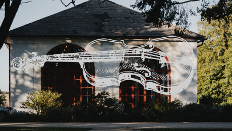 Historisches Gartenhaus mit Violine