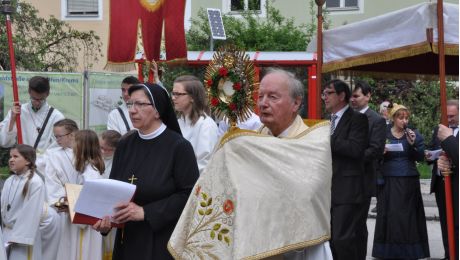 Priester und Ordensfrau mit Monstranz bei der Prozession