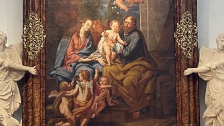 Altarbild mit der Darstellung der heiligen Familie, zwei Engelsstatuen links und rechts halten das Altarbild