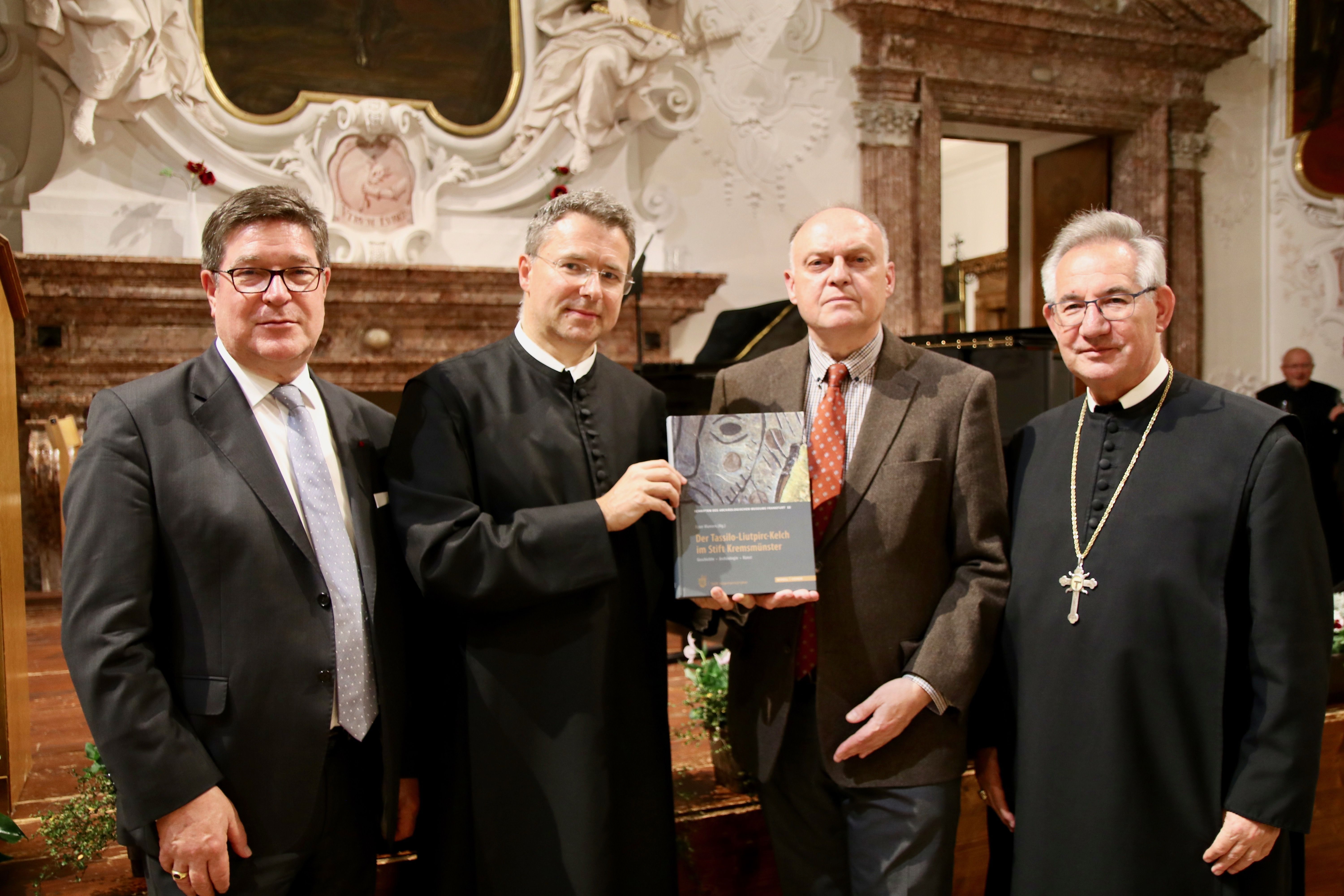 Buchpräsentation Tassilo-Liutpirc Kelch mit Abt Ambros und Pater Altmann