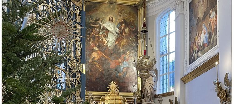Hochaltar mit Altarbild Christus, rechts Fresko mit Christi Geburt, links Weihnachtsbaum mit Strohsternen