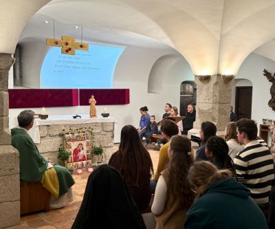 Junge Menschen in einer Kapelle mit Blick zum Altar