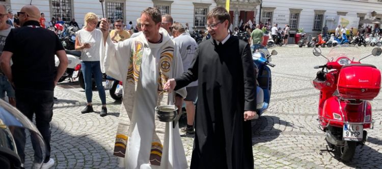 Priester segnet Vespa Motorroller