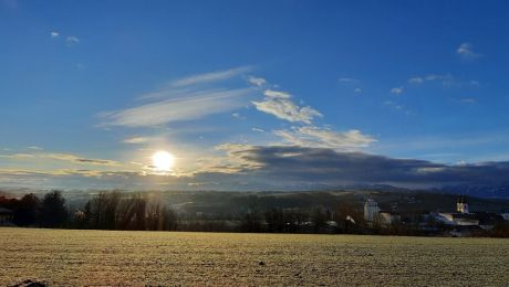 Weite Landschaft mit aufgehender Sonne