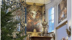 Hochaltar mit Altarbild Christus, rechts Fresko mit Christi Geburt, links Weihnachtsbaum mit Strohsternen