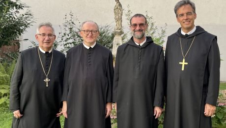Vier Mönche mit schwarzem Ordensgewand, zwei mit Abtkreuz