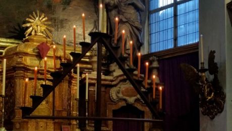 dreieckiger leuchter mit fünfzehn kerzen