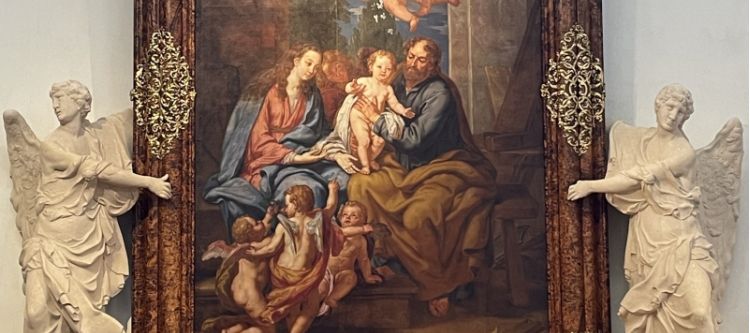 Altarbild mit der Darstellung der heiligen Familie, zwei Engelsstatuen links und rechts halten das Altarbild