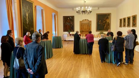 saal mit stehtischen und ein paar personen