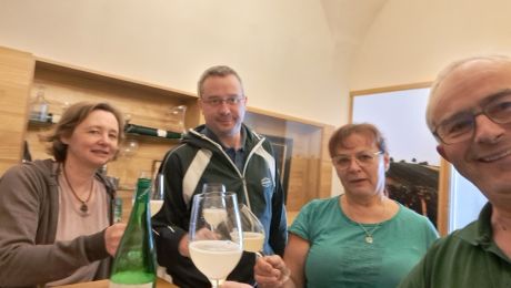 MitarbeiterInnen der Weinkellerei präsentieren Sturm 2023